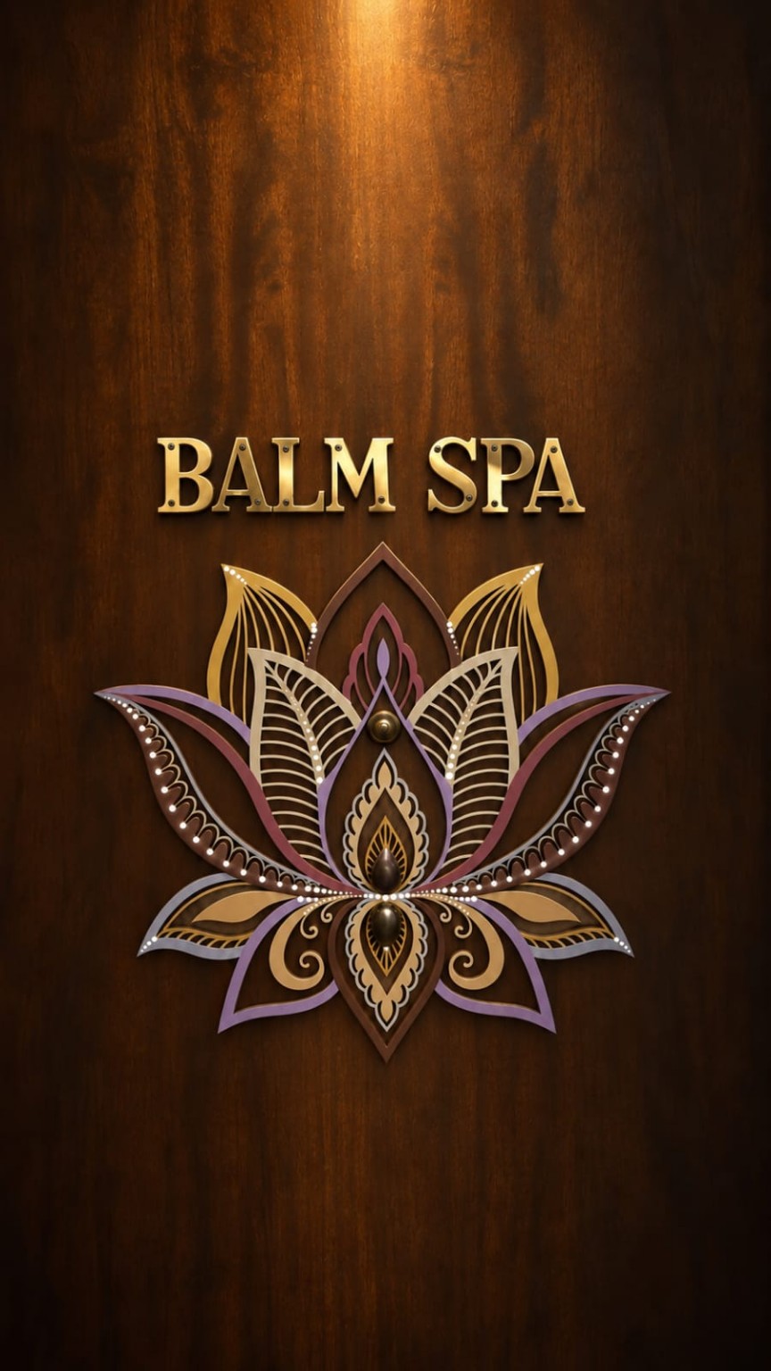 Porta da BALM SPA em madeira, com letras douradas e flor ornamental